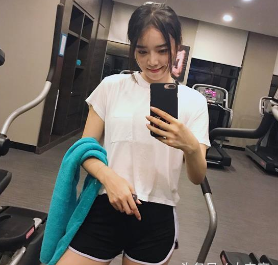 余霜阿姨爱上健身房,却被拦在"机械区"外,网友:找个私教吧