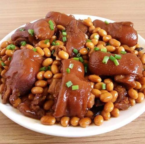 黄豆焖猪蹄,香软好吃,含有丰富的胶原蛋白,太下饭了