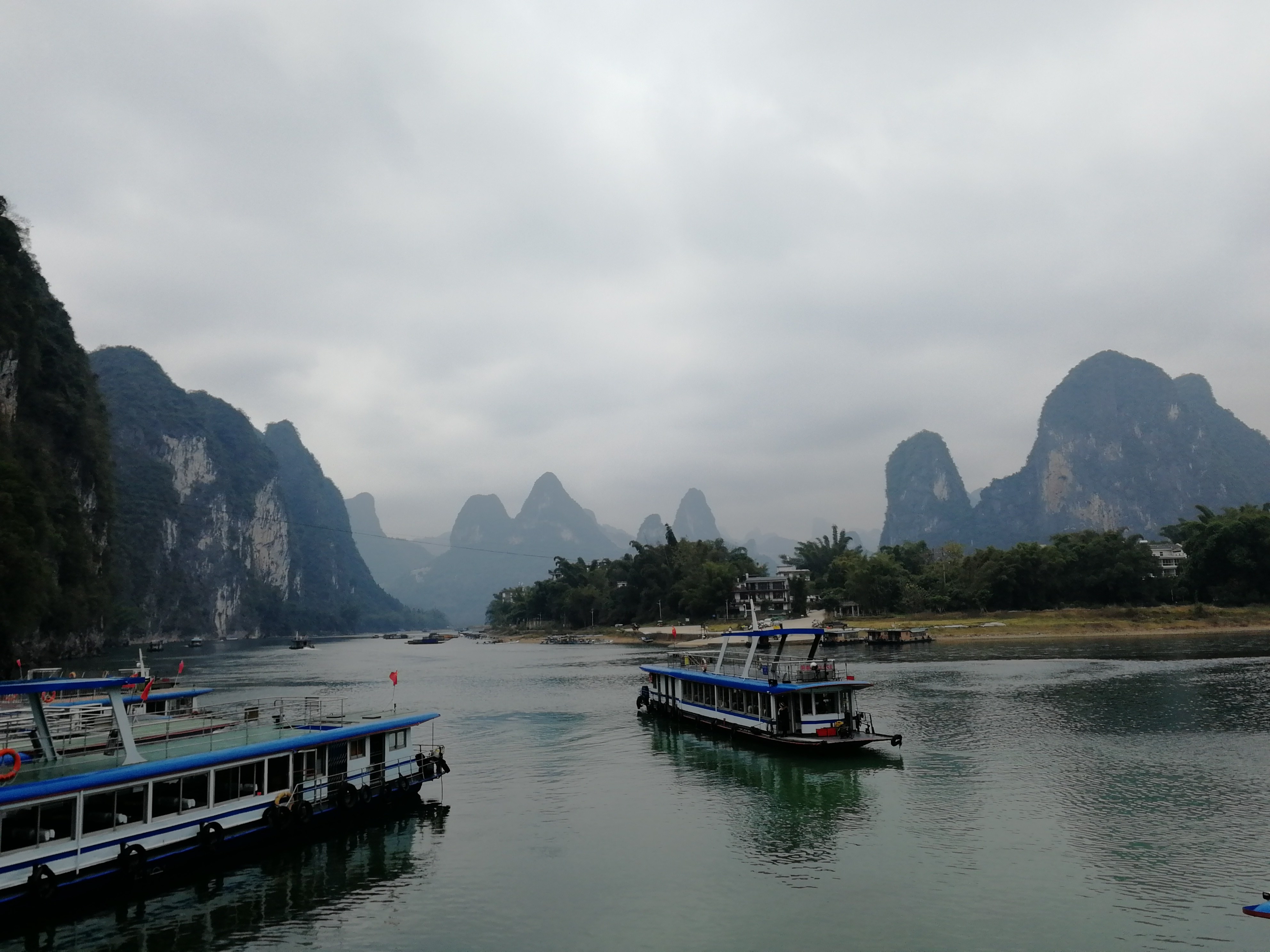 一,推销:这次桂林行,我们报团参加了银子岩和漓江游船一日游.