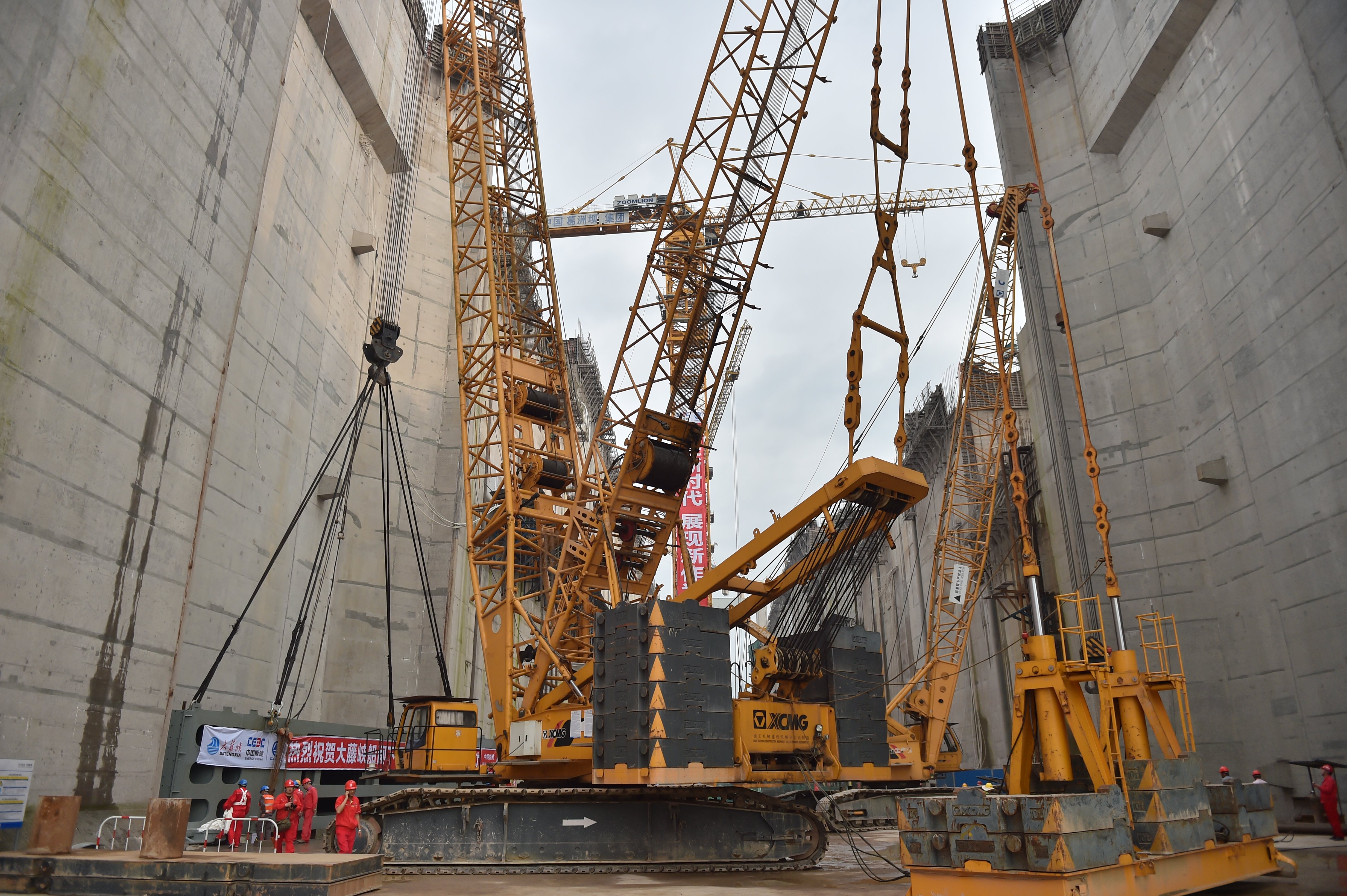 广西大藤峡水利枢纽工程船闸下闸首人字闸门今日启动安装(3)