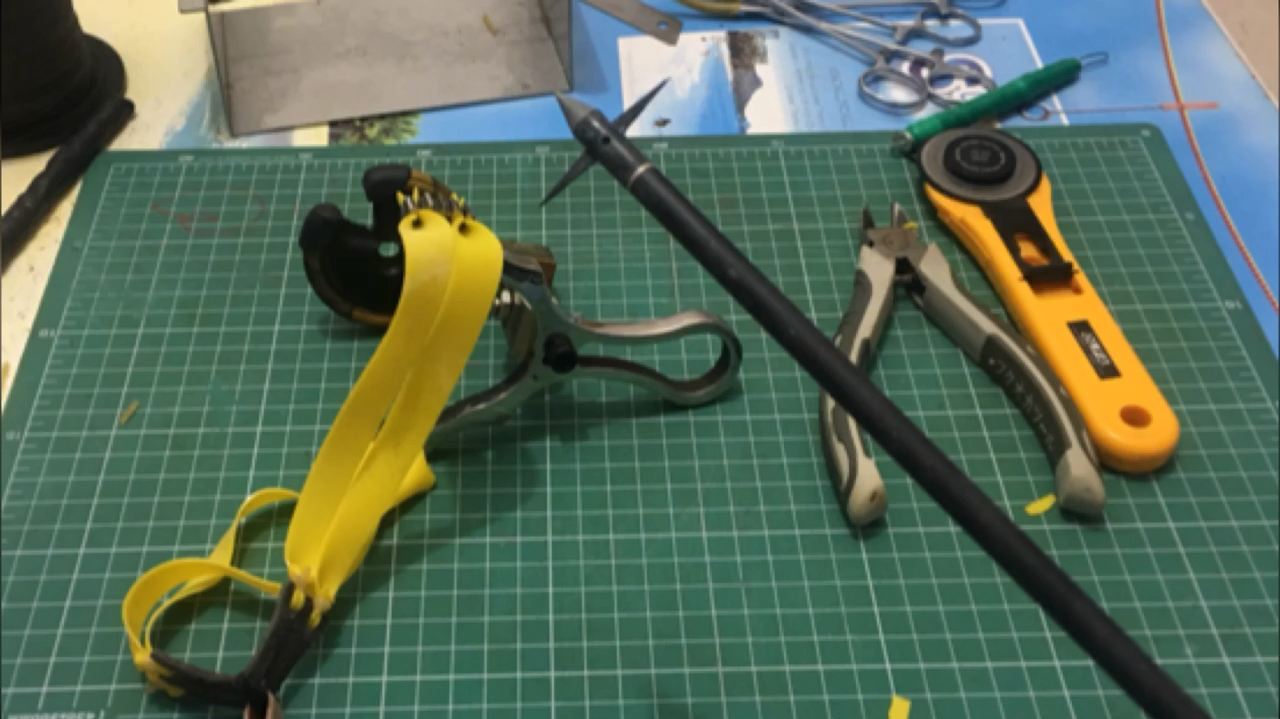 改装射鱼弹弓第三天,鱼轮子的位置还没想好安装在什么位置