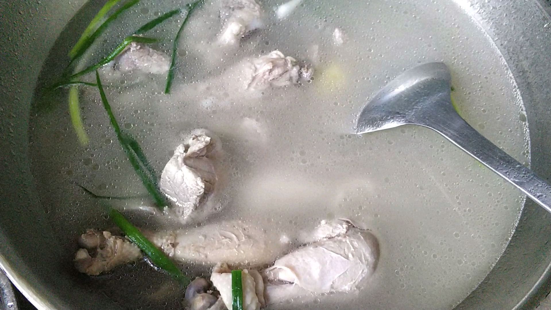 给在家读书的小朋友烧排骨炖鸡