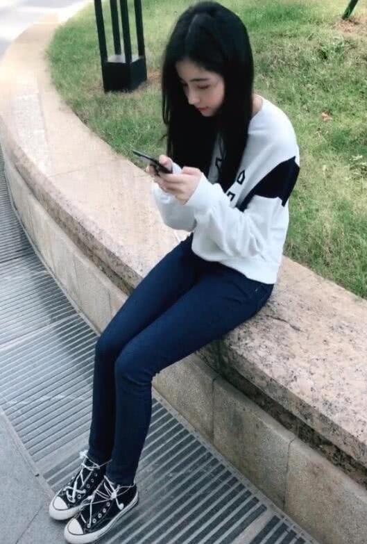 抖音小姐姐坐路边玩手机,竟用耳机当鞋带,到底经历了什么?