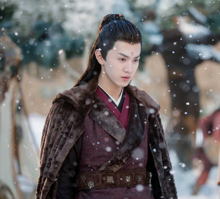 男明星额前花钿妆,朱一龙,杨洋,李易峰,谁让你惊艳?