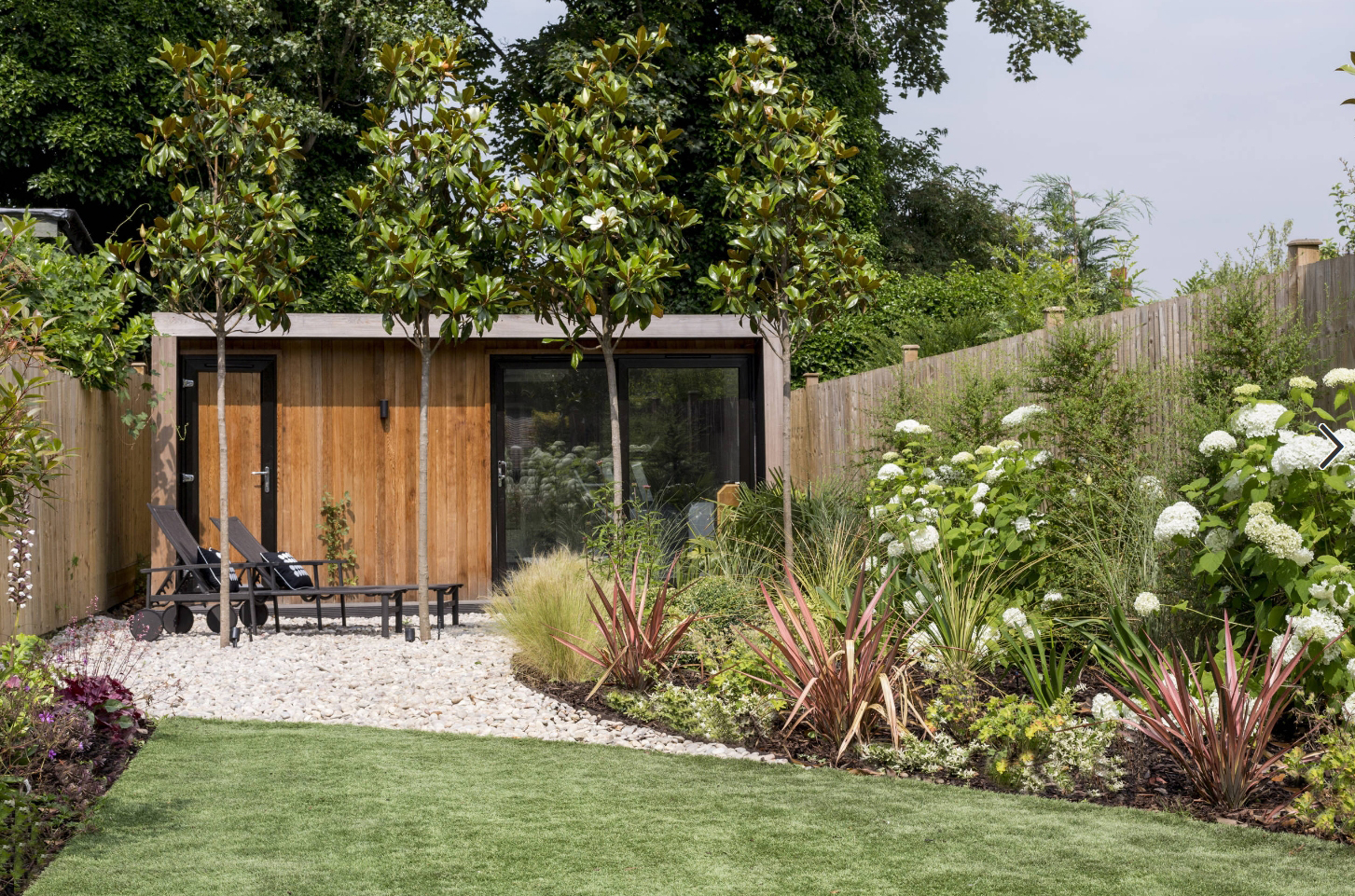 庭院案例:有灰色防腐木地台和防水沙发的庭院,花园也可以做造型