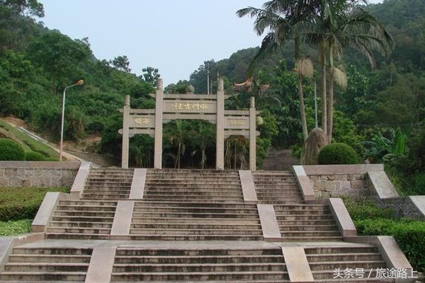 风门古径是广东省揭阳市空港经济区炮台镇石牌村的一处自然风景区.