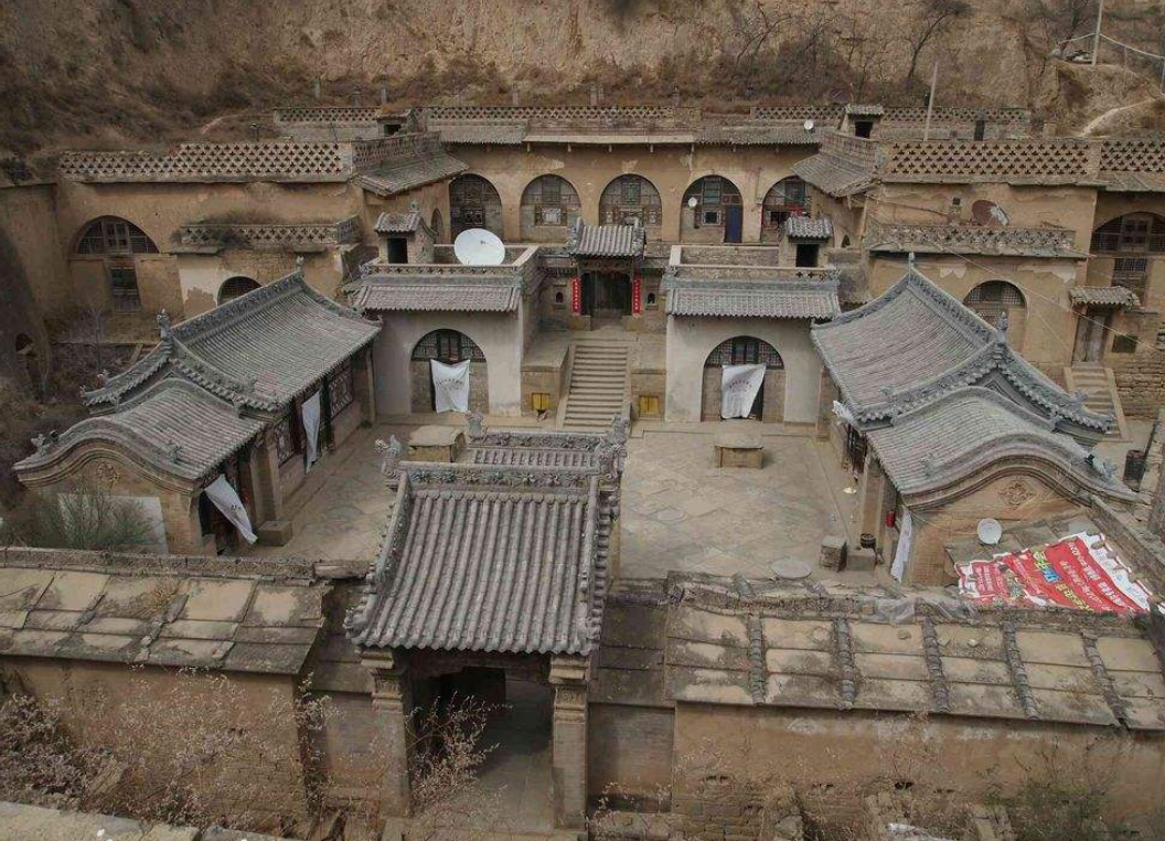 上院同样建有东西院,东院是厨房院,通往灶房的进出