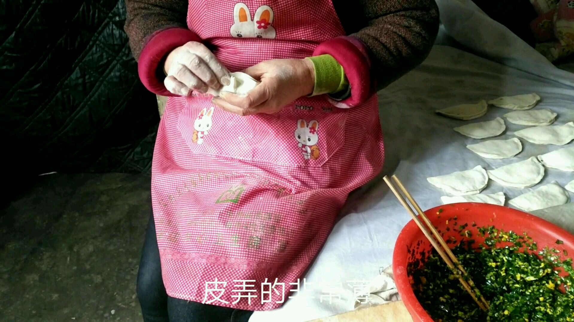比饺子大6倍的盒子,大妈做农村人爱吃的家庭美食,有人不知道叫啥