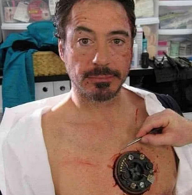 钢铁侠胸前的"反应堆"是如何拍摄出来的?靠的是道具而不是特效