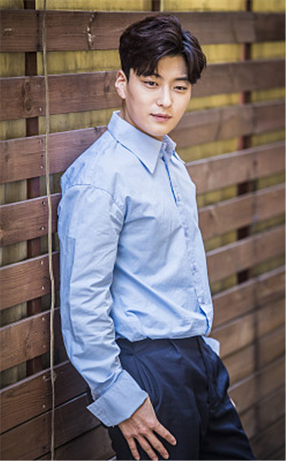张胜祖穿蓝色衬衫拍写真