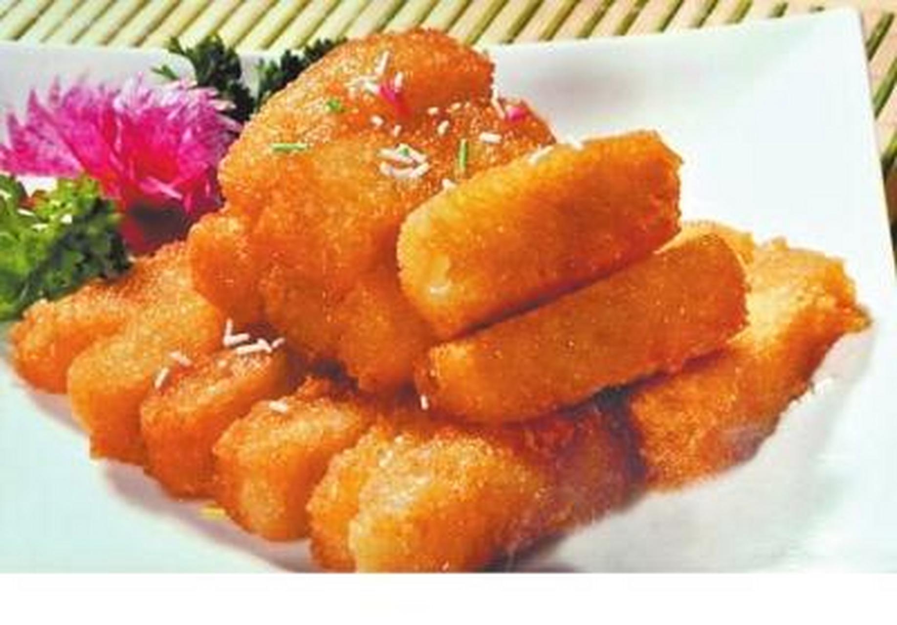 因糖汁中有水,馍炸好后要放在水里激一下,所以叫水激馍.