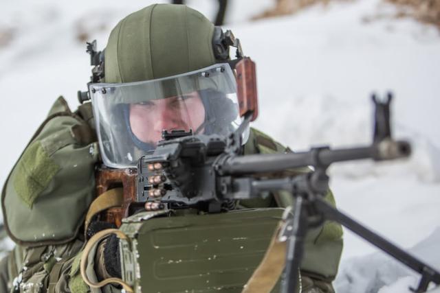 俄罗斯军队一群战士被称为敢死队,身穿重甲常常暴击敌人