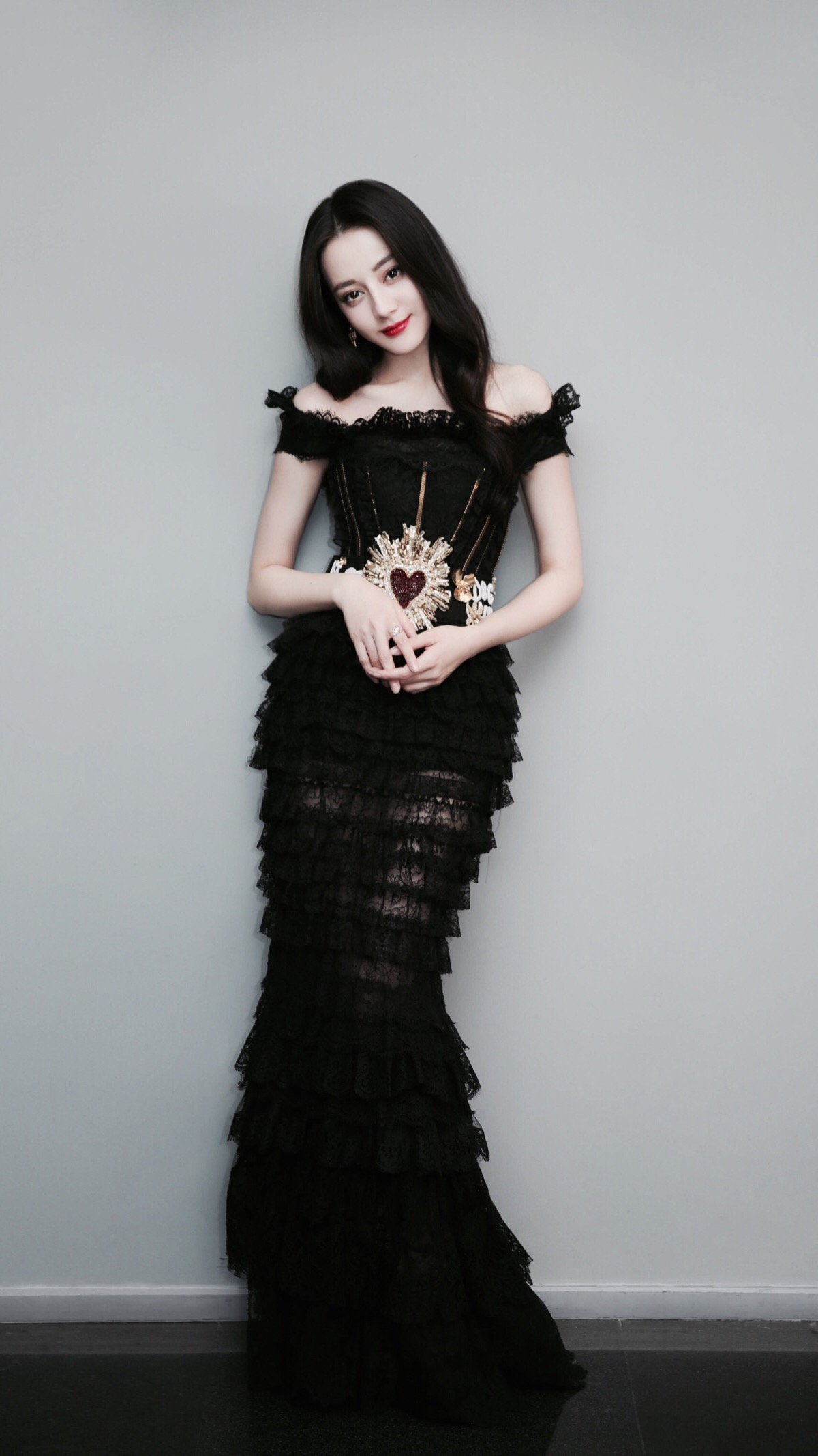 热巴的礼服look真赞,颜值高身段傲人,网友: 这是什么人间尤物啊