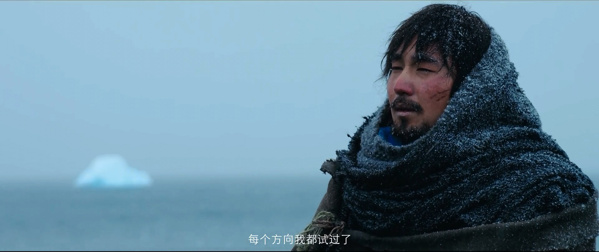 掉进冰缝是肯定要的,这些在平原上纵横密布的冰缝比暴风雪更恐怖.