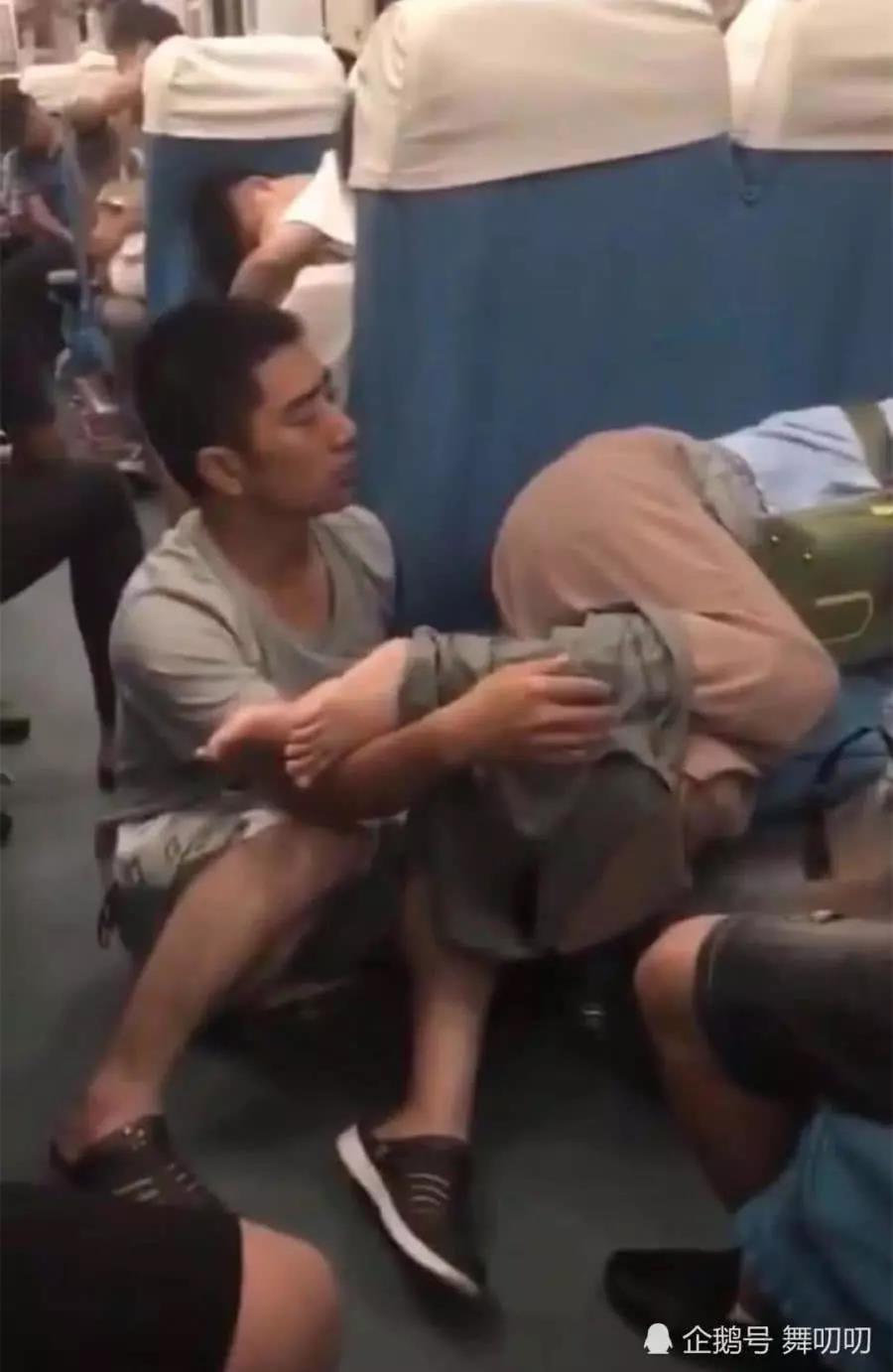 被火车上的小哥暖到,好男人的典范,网友:一个人坚持的爱情好累