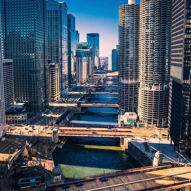 白天繁忙的芝加哥,在喧哗的车辆阳光的衬托下变得十分繁华.