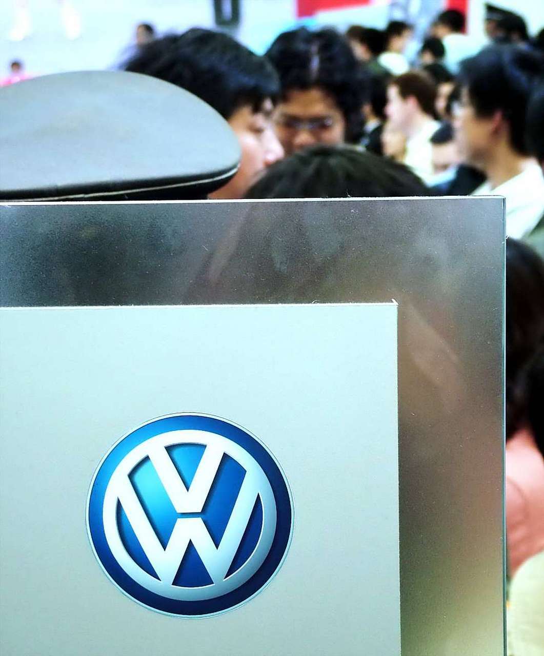 大众车标是由三个用中指和食指作出的v组成,表示大众及其产品必胜.