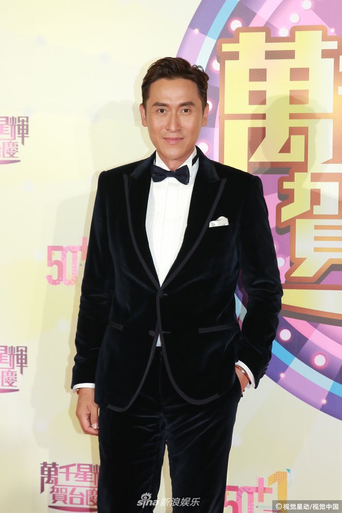 五十岁的马德钟,站出来绝不不输给任何一个tvb男星,太帅太有魅力了.