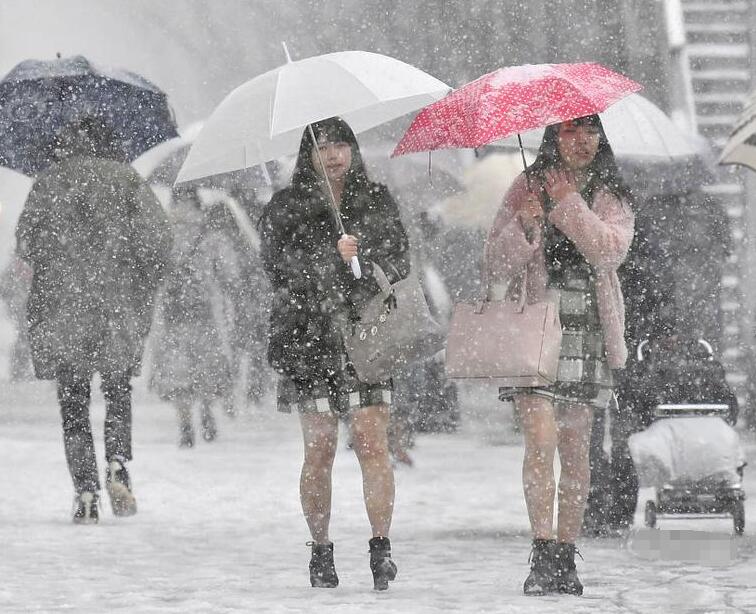 日本女生真"撩人",光着腿穿短裙在雪中行走!
