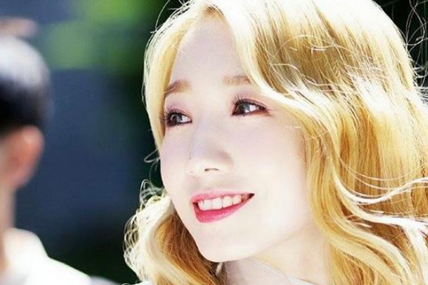 盘点女星金发,吴昕最惊艳,孟美岐最有气质,只有她的造型最尴尬