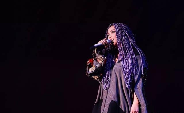 张惠妹跨年演唱会,重量级压轴出场,大腿粗壮造型雷人!