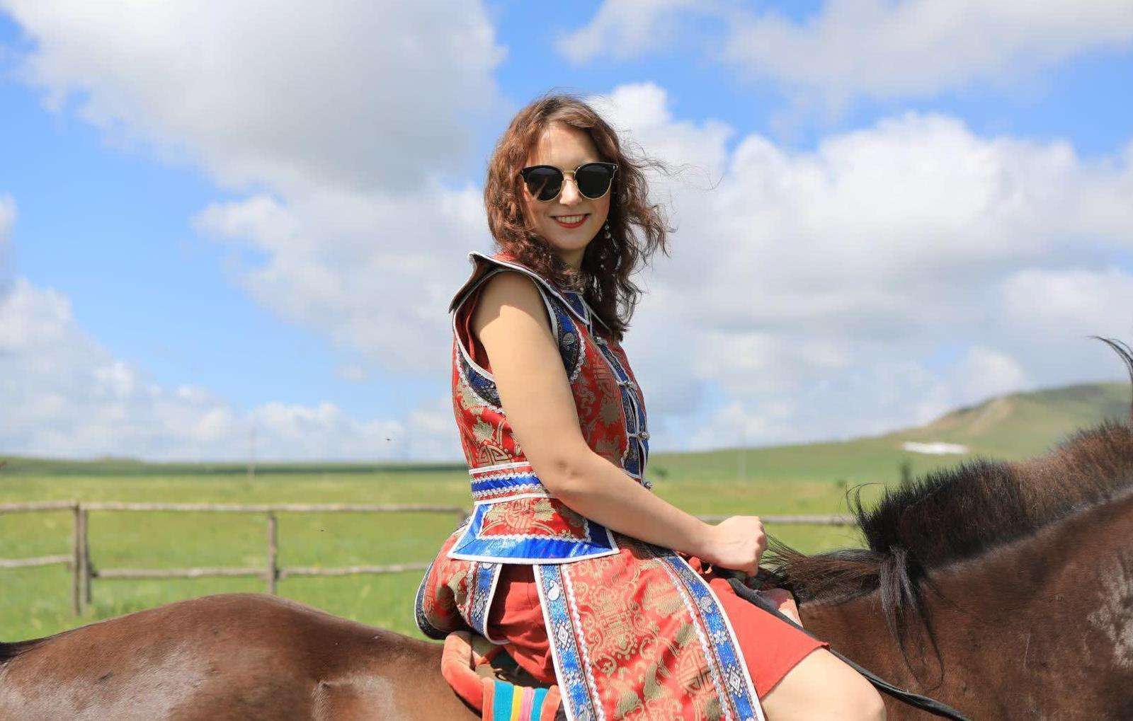 满洲里的旅游业发展的不错,吸引了不少外国游客前来游玩,在这里