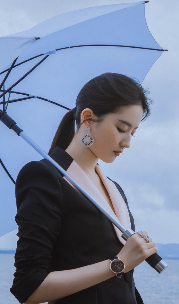 刘亦菲的西装竟然撞衫男款?吴亦凡,王琳凯,朱一龙等都上头!