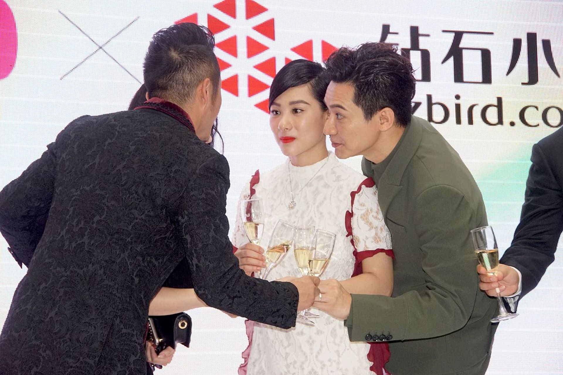 刘烨的老婆安娜容貌随着年龄增长而衰老,网友质疑刘烨眼光.