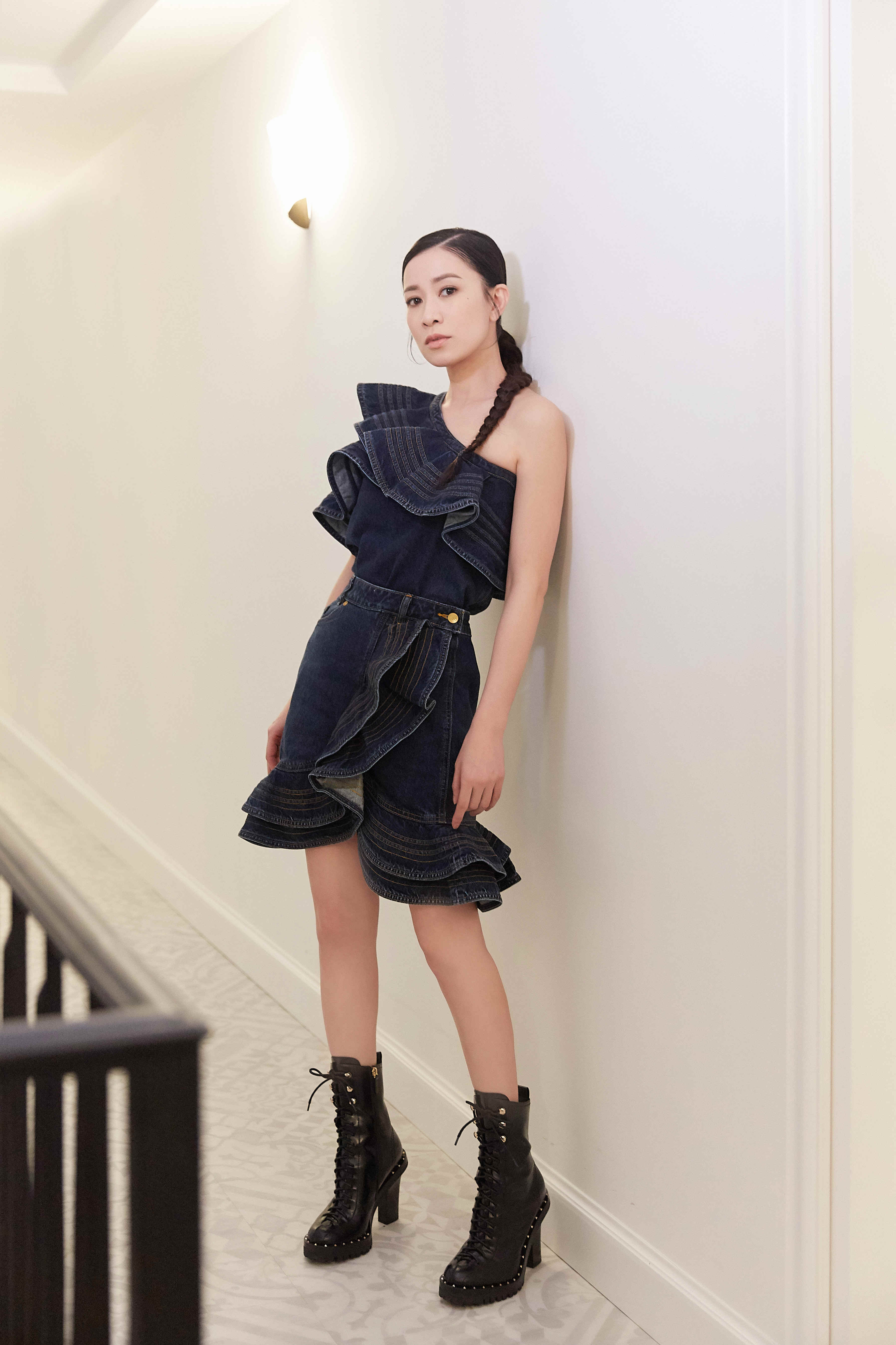 佘诗曼微博晒写真 身材气质堪似少女青春力爆棚