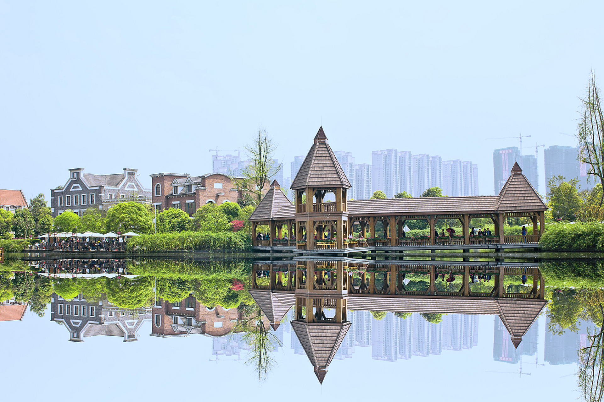 南湖公园是成都集休闲娱乐观光为一体的综合性公园,有宽阔的草坪和