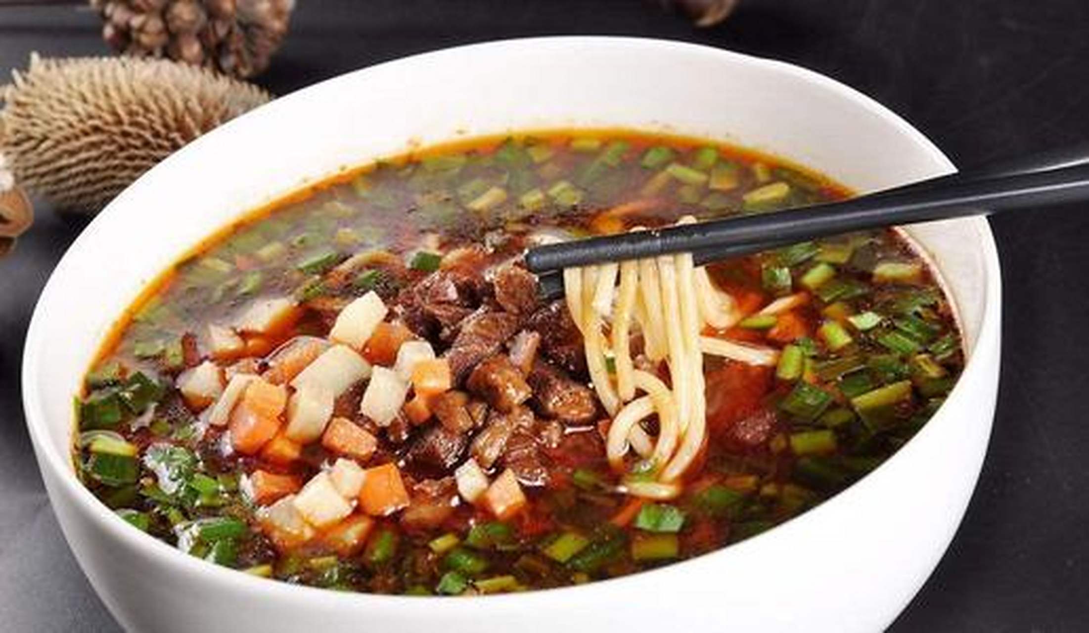 百城百味#关中农村地区,新年第一天的早晨基本上都是臊子面.