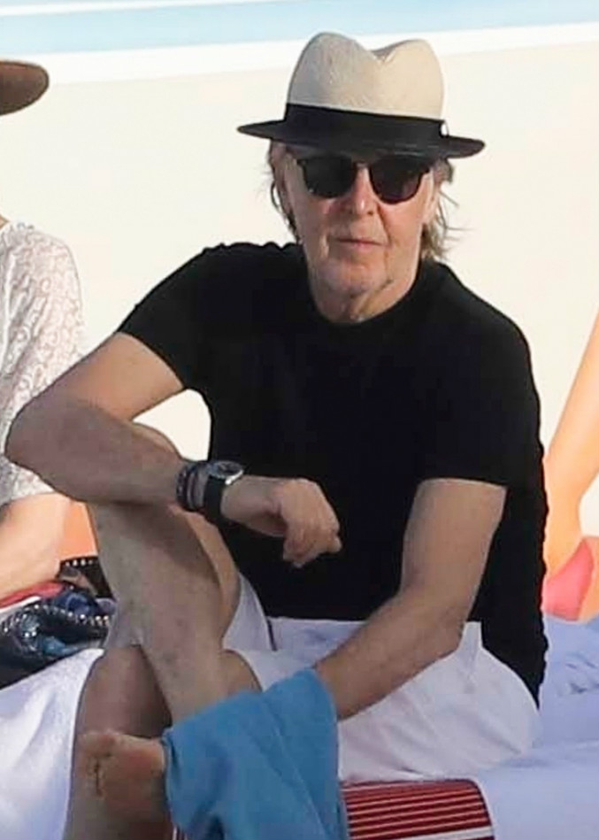 "披头士"保罗裹浴巾擦脚无偶像包袱 搂小18岁娇妻耳语大秀恩爱