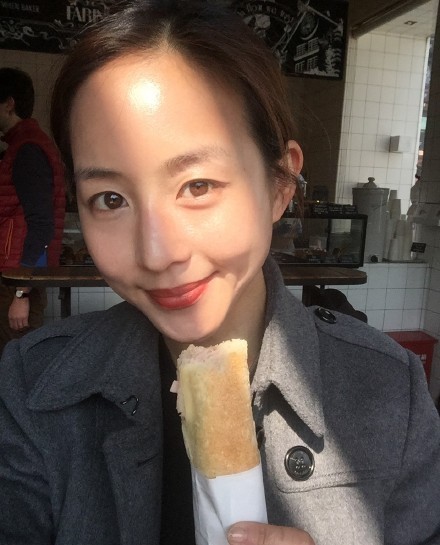 张钧甯素颜晒美照:有美食阳光朋友的陪伴太幸福