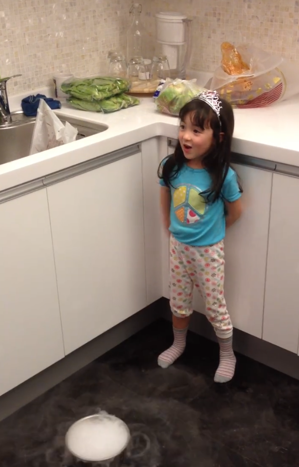 夏克立分享女儿唱歌视频 夏天头戴王冠宛若小公主