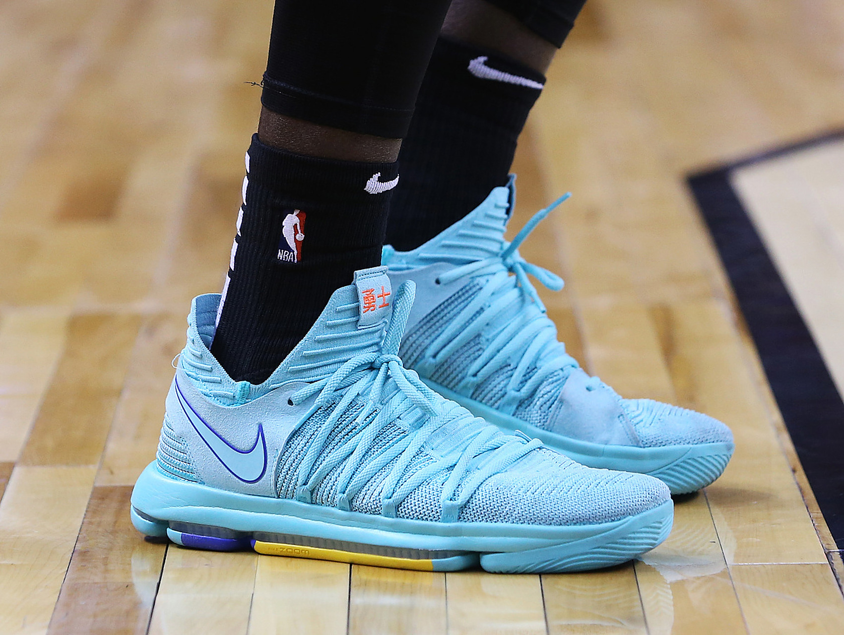 耐克篮球鞋实战推荐:hyperdunk系列,zoomrize系列和kyrie系列.