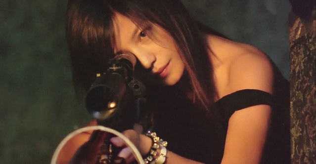 25岁的赵薇出演《夕阳天使》的照片,饰演杀手英气逼人