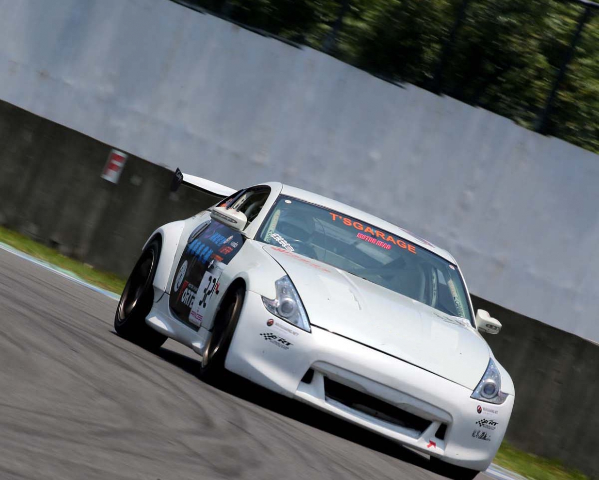 对于这台改装版的日产fairlady 350z我认为有必要点评一下