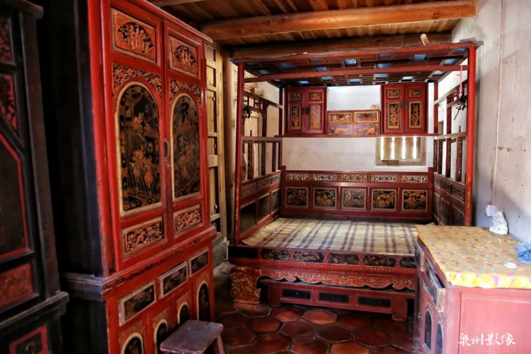 以前几乎每家每户各有一张的红眠床 到今日已渐渐开始难寻它的踪迹 还