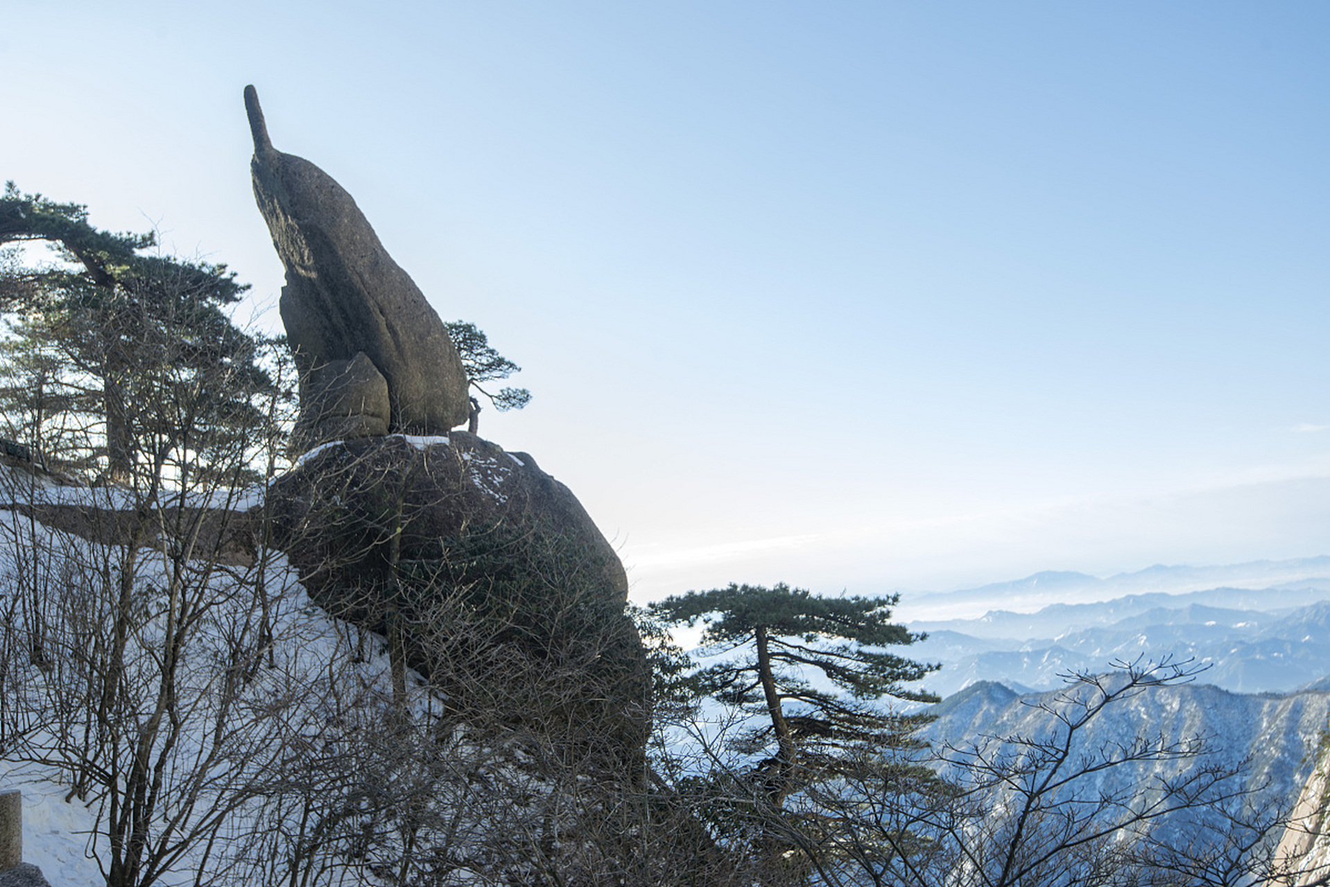 黄山奇石介绍 喜鹊登梅:又称"仙人指路",位于黄山世界地质公园云古寺