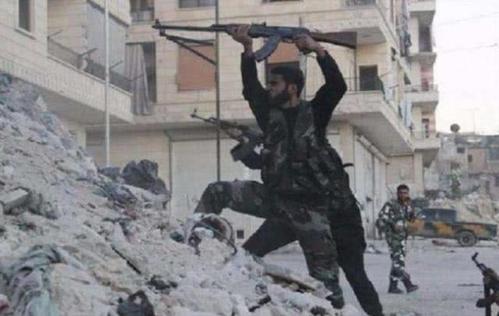 随缘枪法?非洲民兵的ak-47射击方式,举过头顶真能打到人吗