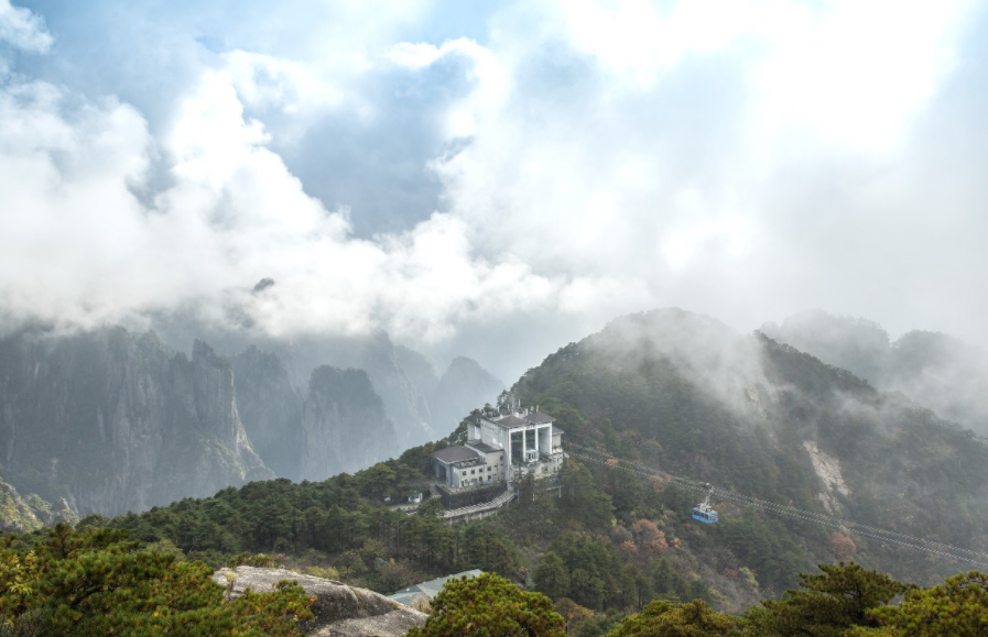 旅游:雨后黄山风景区云海翻腾,犹如仙境