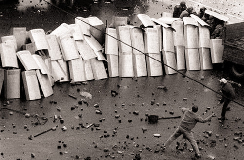 苏联解体时的社会百态:年轻女子站街拉客,大街上暴力冲突不断