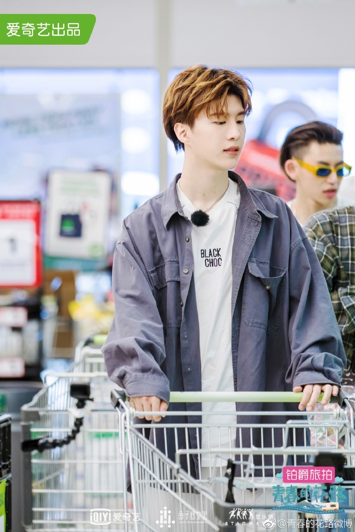 《青春的花路》丞哥最新明信片 订房展现流利英语实力