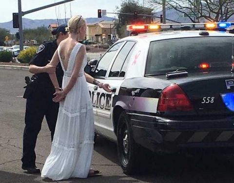 乐极生悲!美国准新娘酒驾致3车连环撞,穿婚纱戴手铐被拘捕