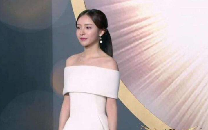 周二珂公布恋情,朋友圈晒合照!网友:有钱牵手,没钱握手都不行