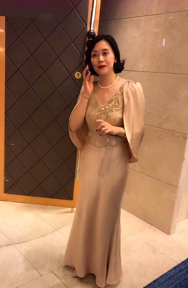 "最美婆婆"意外走红,穿着时尚气质端庄,网友:更适合做丈母娘