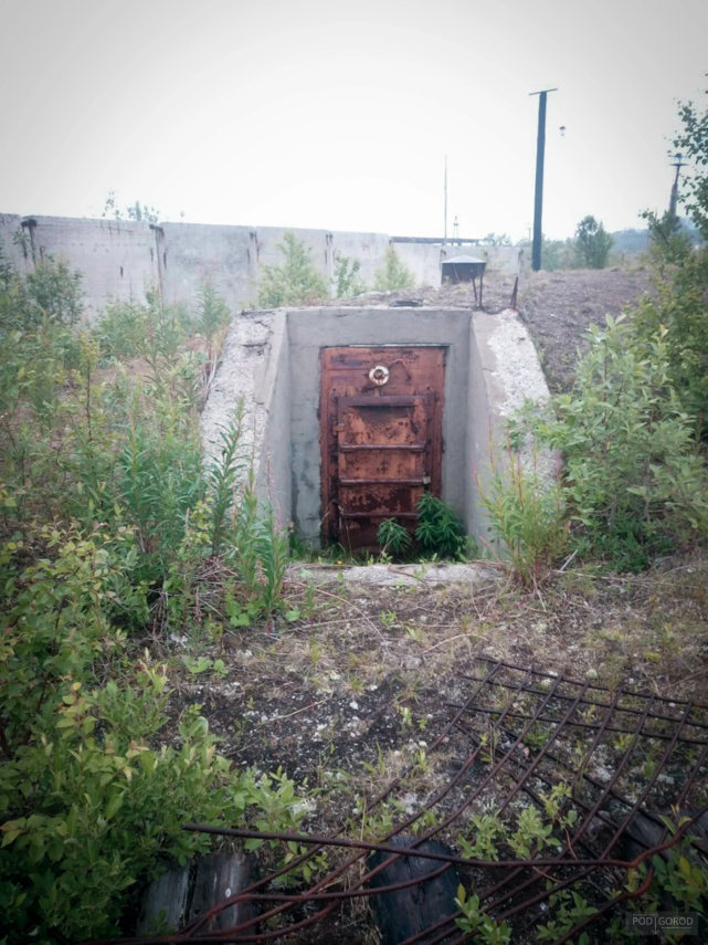 偷偷钻进废弃地下秘密军事基地,里面会有什么奇怪东西吗?好紧张