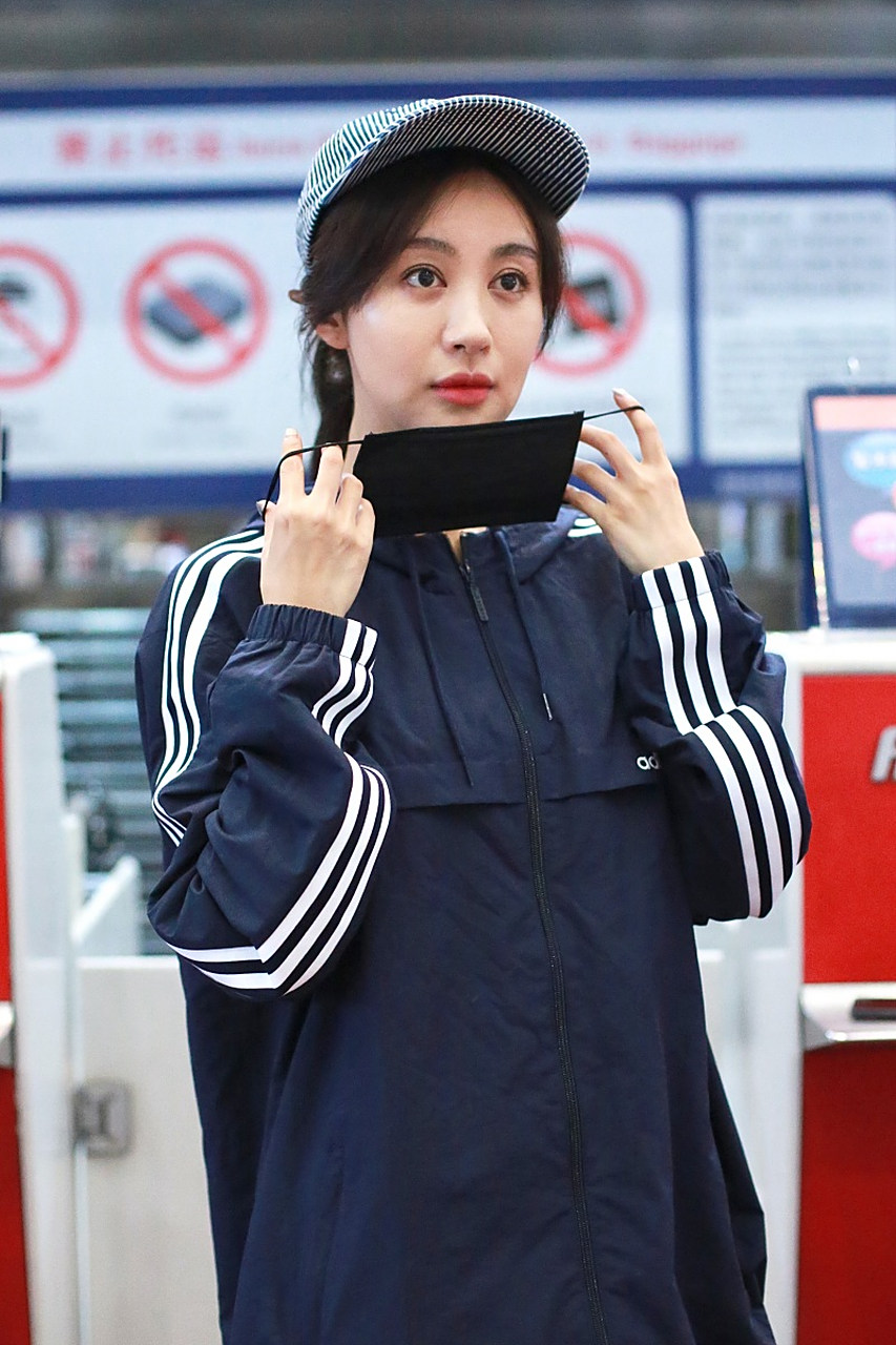 11月13日,黄晓明的前女友李菲儿在机场的一次亮相成为了热议的焦点