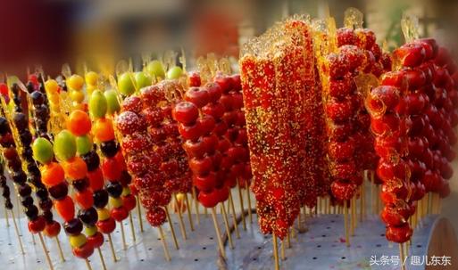 迪丽热巴吃冰糖葫芦照片引发网友热议,怎么吃?啥时吃?吃什么?
