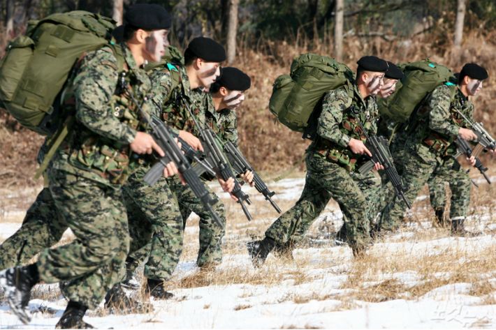 9日,韩国第三野战军与第一野战军合并为陆军地面作战司令部